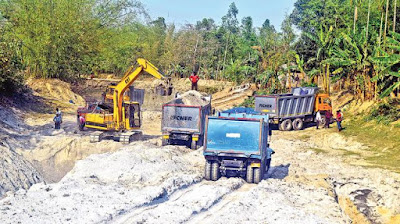 রংপুরের তারাগঞ্জ: রাস্তার পাশে পুকুর খনন করে বালুর ব্যবসা