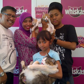 Foto Otto dan keluarga sodara Tri Astini Suyatno saat Otto menjadi Juara I Kontes Foto yang diadakan oleh Kucing Klop - Whiskas