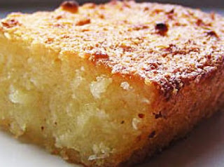 Esta receita de bolo de mandioca é divina!!! Deliciosa, fácil e rápido de fazer