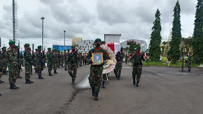 Tiba di Lombok, Jenazah Praka Anumerta Dedi Hamdani Disambut Upacara Militer