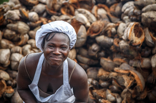 ghana coconut oil lady work ガーナ　　女性　仕事　ココナッツオイル