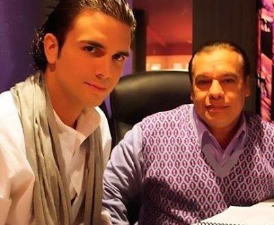 Foto de Jas Devael posando junto a Juan Gabriel