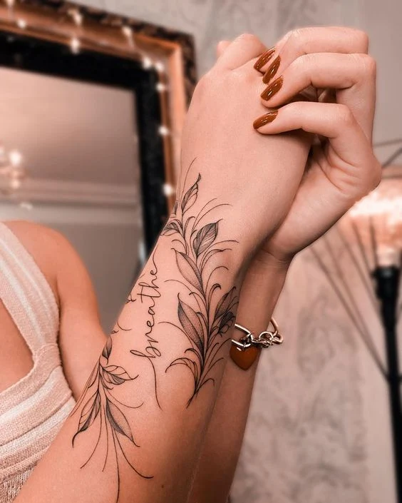 tatuajes de enredaderas para mujeres