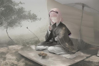 A imagem mostra uma cena ambiente que parece estar em um jardim ou camping. Há uma figura animação sentada sobre uma base de estaca, vestindo roupas tradicionais japonesas e segurando uma espada. Ela está sob a sombra de uma estrutura com um telhado e parece estar contemplando algo, pois tem um pensamento concentrado. O ambiente é suave, com a vegetação verde ao fundo e o céu nublado acima, sugerindo que pode ser um dia com clima fresco e nublado. A cena transmite uma sensação de tranquilidade e reflexão, talvez indicando uma cena de anime ou manga.