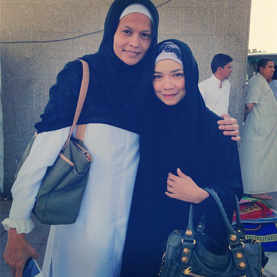 Nora Danish Menunaikan Umrah