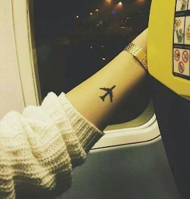 tatuaje avion muñeca