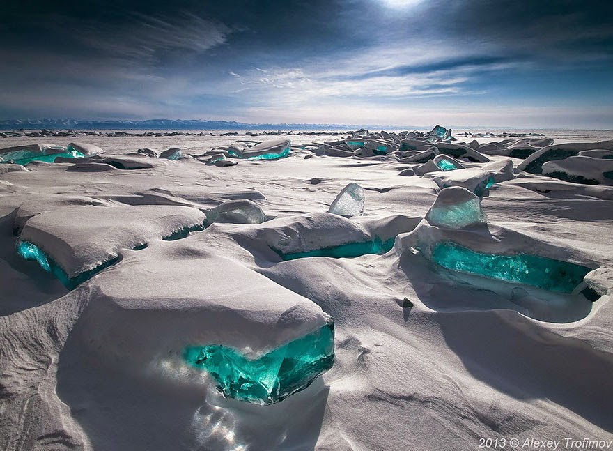 #2 Baikal Ice Emerald - 24 Beautiful Ice And Snow Formations That Look Like Art