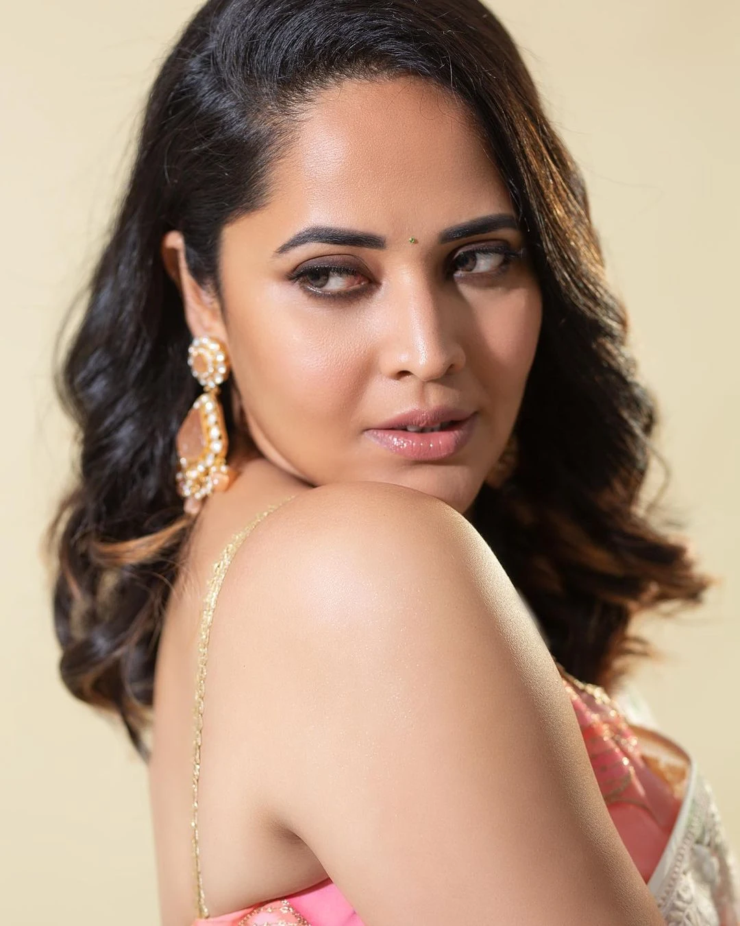 Actress Anasuya bharadwaj white floral saree photoshoot