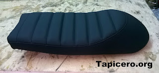 Asiento de moto con tapizado negro mate acolchado