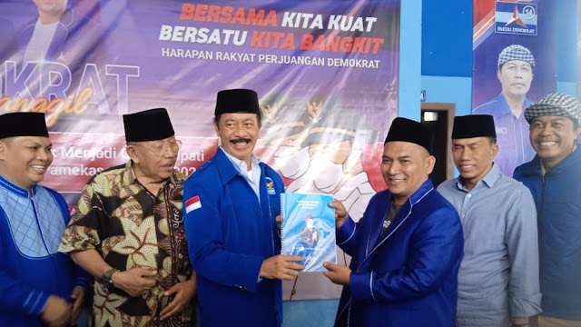 Fattah Jasin Bakal Calon Bupati Pamekasan Kembalikan Berkas Pendaftaran Ke Kantor DPC Partai Demokrat