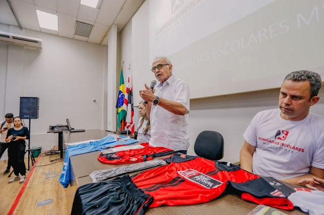 Cícero Lucena entrega 4.500 uniformes para estudantes que vão disputar Olimpíadas Escolares do Município