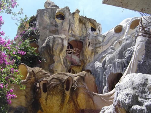 Crazy-House-Vietnam9