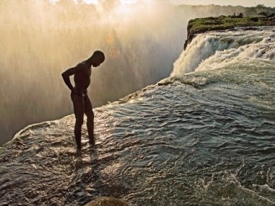 http://palingmuda.blogspot.com/2014/04/foto-kolam-renang-setan-di-zambia.html