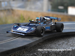 Williams FW04 de Zapico en la pista de slot.