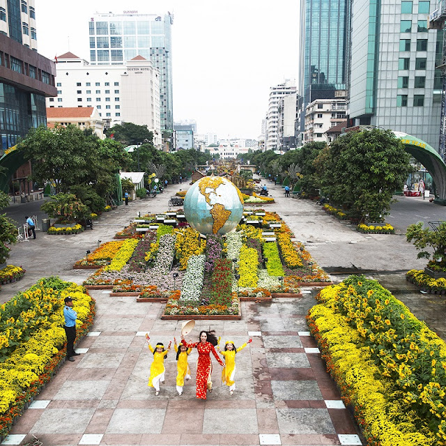 HCM City prepares to usher in ‘Year of the Rooster’ 1