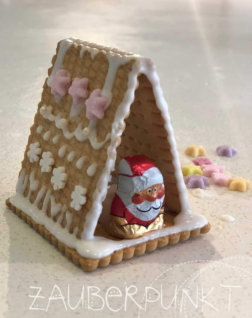 Butterkeks-Zuckerhäuschen, Butterkeks, Alnatura, Zuckerhäuschen, Minihaus, Zuckerglasur, Kinder, Samichlaus, Adventszauber, Tischdekoration, Romantisch, Weihnachten, Weihnachtstisch, Tablesetting