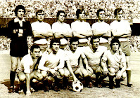 U. D. LAS PALMAS - Las Palmas de Gran Canaria, España - Temporada 1976-77 - Carnevali, Martín II, Hernández, Estévez, Noly y Castellano; Félix, Brindisi, Fernández, Germán y Juani - F. C. BARCELONA 4 (Heredia, Cruyff 2 y Clares), U. D. LAS PALMAS 0 - 05/09/1976 - Liga de 1ª División, jornada 1 - Barcelona, Nou Camp - Las Palmas se clasificó 4º en la Liga, con Roque Olsen de entrenador