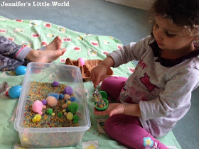 How to make an Easter themed sensory tub for toddlers and young children