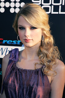 Taylor Swift prom hairstyle1 Taylor Swift Beautiful Prom Hairstyles