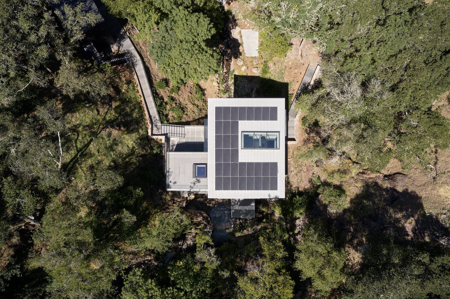 La casa suspendida de Fougeron Architecture atraviesa un arroyo de California