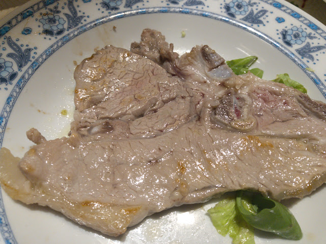 イタリア産の骨付き仔牛肉のステーキ