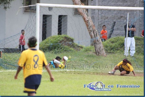 con el balon de silla anota gatica el 2do. de unifut (2)