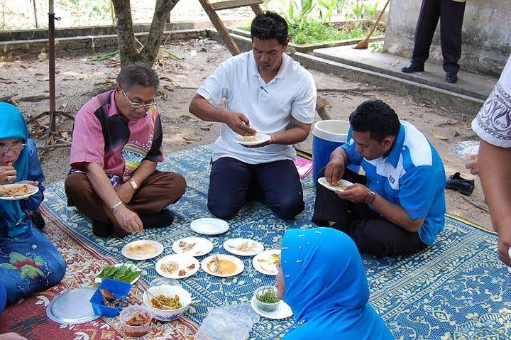 hati kenapa orang  melayu  makan dengan tangan  