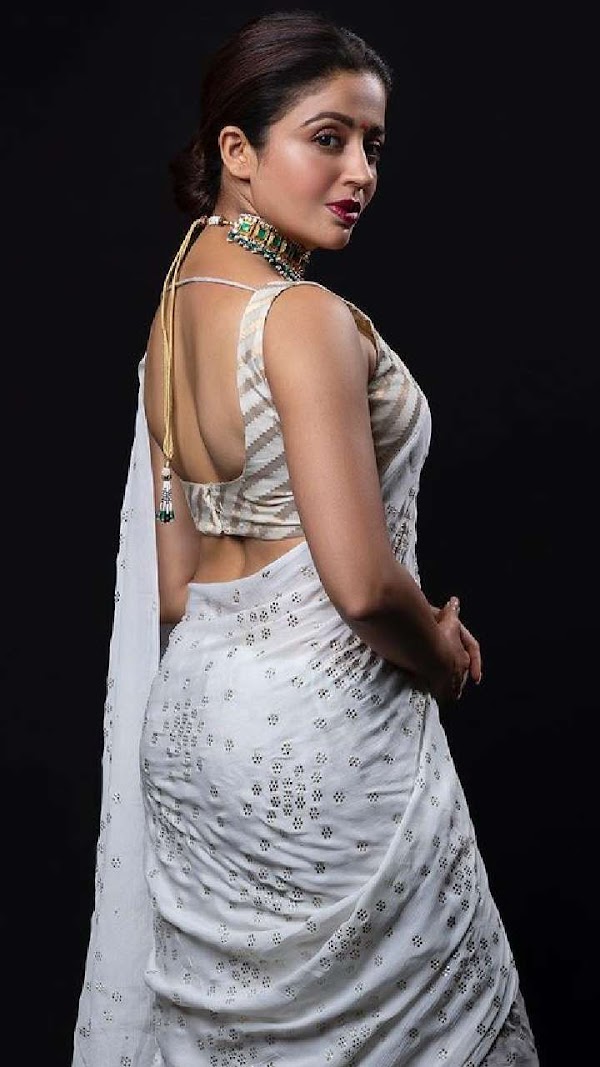 nehha pendse backless saree actress may i come in madam
