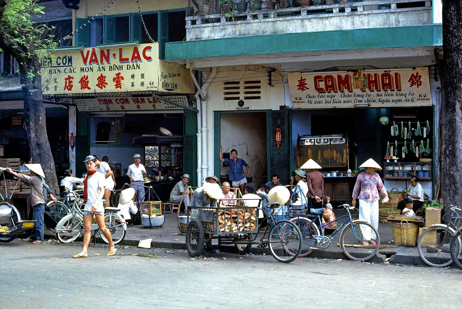 Quầy lạp xưởng, thịt quay, tiệm thuốc bắc của người Hoa ở chợ cũ Tôn Thất Đạm trước 1975