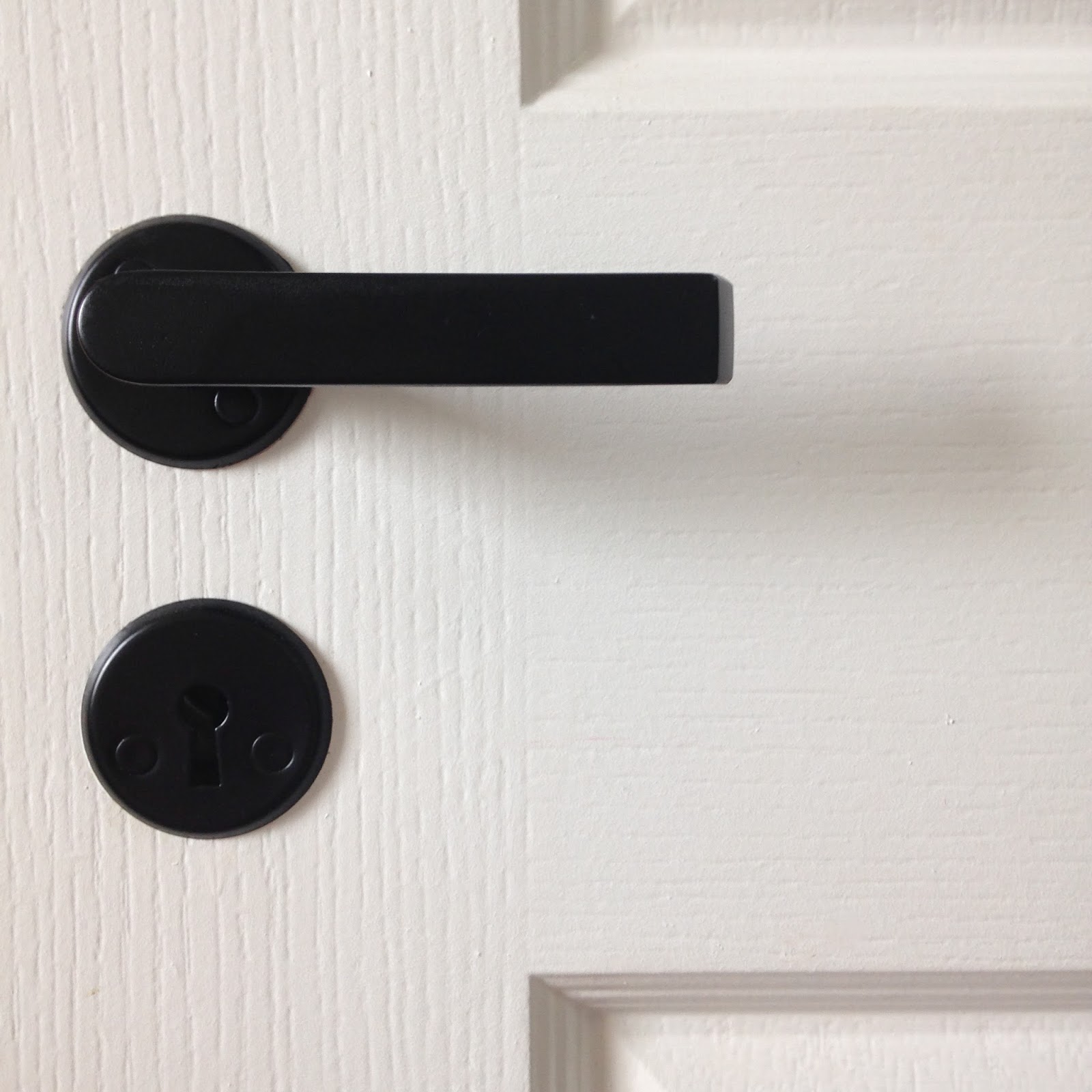 Spray Painting Interior Door handles | Maison Jen