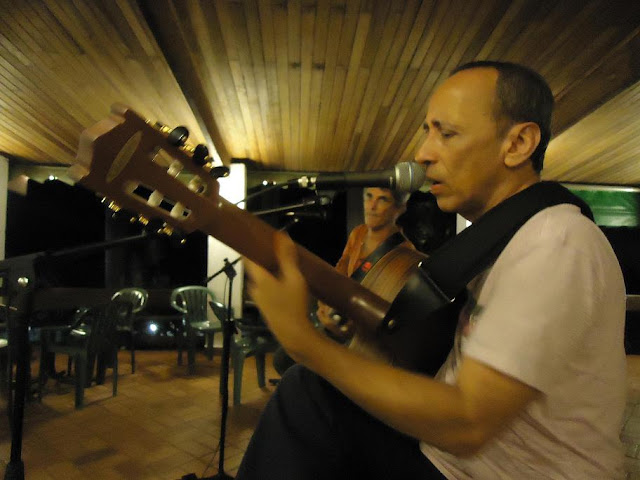 Ozi dos Palmares tocando violão.