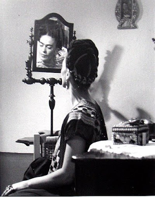Frida Kahlo En frente del espejo