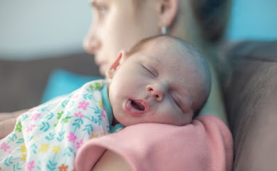 مخاوف وصعاب تعتقد كل ام انها لن تقدر عليها  طفل نائم رضيع بيبى على كتف امه baby sleeping on mother mommy mom shoulder