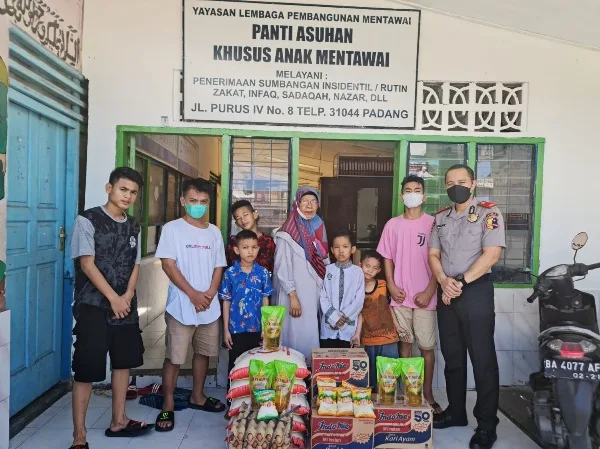 Kompol Albert Zai, Serahkan Sembako ke  Panti Asuhan Khusus Anak Mentawai