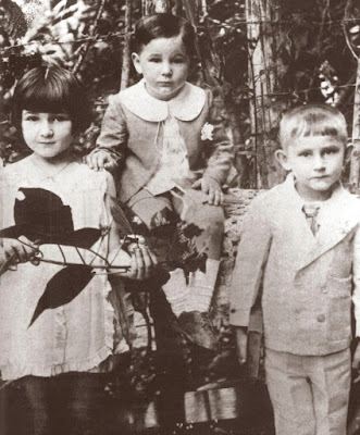 Fidel Castro as a child with his siblings