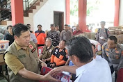 Kunjungi Lokasi Bencana, Wagub Serahkan Bantuan Untuk Pengungsi Gunung Berapi Ruang 