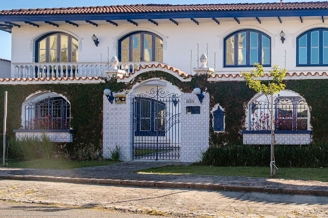 Casa com estilo colonial na Rua Guaratuba - detalhe portão e muro