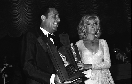 Monica Vitti e Alberto Sordi con il David di Donatello al Festival di Taormina il 2 agosto del 1969. Sordi è stato premiato per il film Il medico della mutua e la Vitti per La ragazza con la pistola