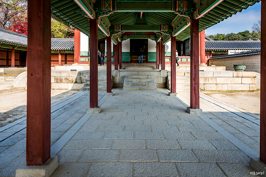 Seonjeongjeon hallway