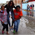 Cargan a reportera de TV Azteca que cubría inundaciones en Puebla