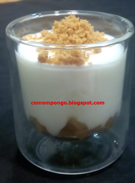 Mousse de yogur con manzana caramelizada y crujiente de galleta