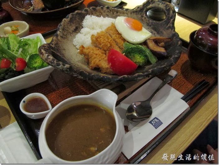 台北凱薩店-大戶屋。香酥雞排咖哩土鍋定食，NT$300。這是弟弟的最愛了，香雞排淋上咖哩醬汁，美味沒得比。淋上咖哩醬汁之前，上面那顆月亮荷包蛋早就不翼而飛，被喜歡吃淡的哥哥夾了過去，還好弟弟不太喜歡吃荷包蛋。