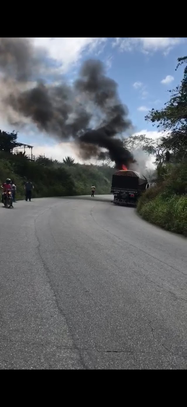 CAMINHÃO PEGA FOGO QUANDO SUBIA A SERRA DAS PIAS