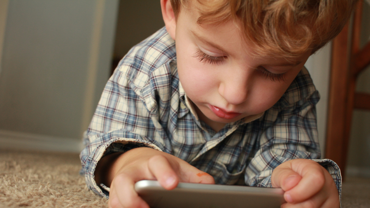 Γονείς, ξέρετε πόσο χρόνο ξοδεύει ένα τρίχρονο μπροστά στο smartphone;