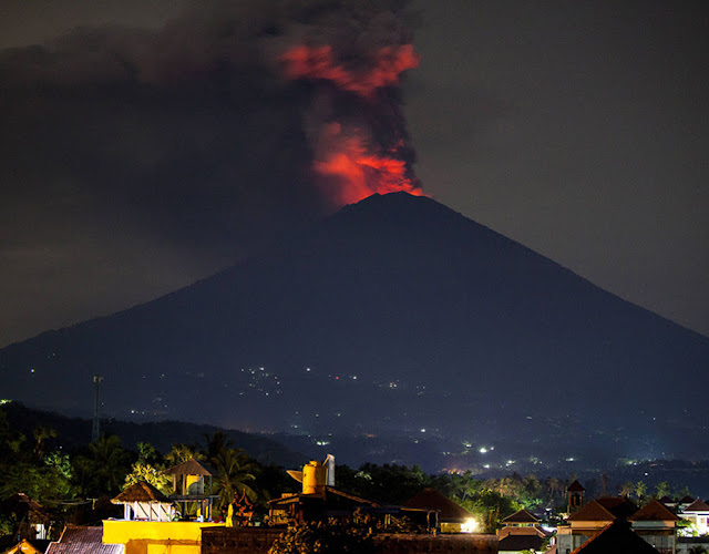 Gambar gunung agung di bali indonesia memuntahkan asap tebal dan larva