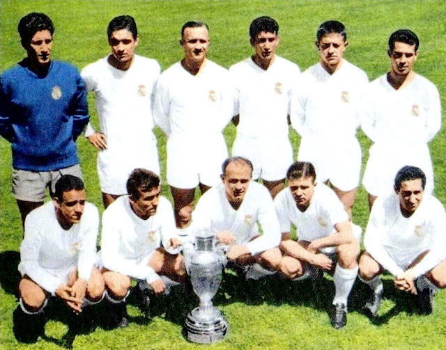 REAL MADRID C. F. Temporada 1959-60. Domínguez, Marquitos, Santamaría, Pachín, Vidal, Zárraga. Canario, Del Sol, Di Stéfano, Puskas y Gento. Los jugadores del Real Madrid posando con la 5ª Copa de Europa en el Santiago Bernabeu, en los días posteriores al partido. REAL MADRID C. F. 7 EINTRACHT FRANKFURT 3 Miércoles 18/05/1960, 20:30 horas. V Copa de Europa, Final. Glasgow, Escocia, Reino Unido: 127.621 espectadores. GOLES: 0-1:10’, Kress. 1-1: 27’, Di Stéfano. 2-1: 30’, Di Stéfano. 3-1: 44’, Puskas. 4-1: 56’, Puskas, de penalti. 5-1: 60’, Puskas. 5-2: 64’, Stein. 6-2: 71’, Puskas. 6-3: 72’, Stein. 7-3: 75’, Di Stéfano. Tras un inolvidable partido, el REAL MADRID gana su 5ª Copa de Europa consecutiva