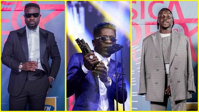 Shatta Wale Donates Award To Stonebwoy As A Sign Of Love. 4syte Music Awards 