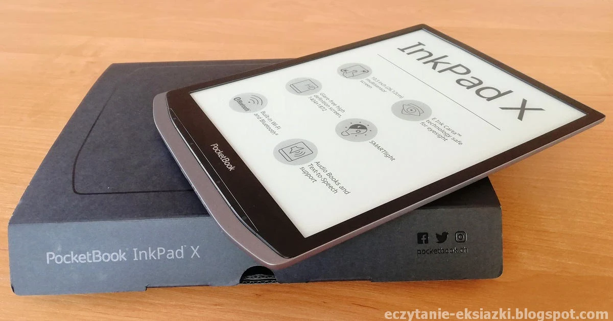 PocketBook InkPad X położony na pudełku