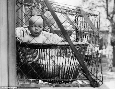 http://www.anehdidunia.com/2012/11/solusi-menjemur-bayi-tahun-1937.html