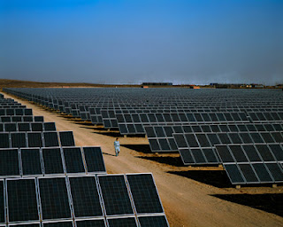 石嘴山の近郊に建設された中国初の大型太陽光発電施設